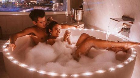 Related - Een romantisch bad delen met uw high end escort